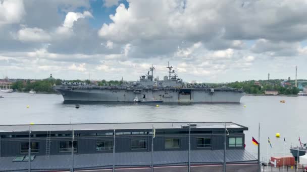 美国海军 Kearsarge 号军舰访问斯德哥尔摩时的广博静态视图 — 图库视频影像