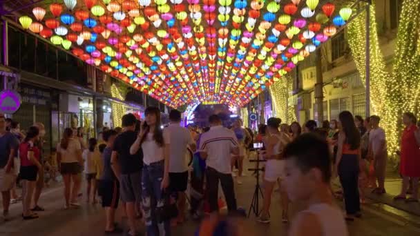 Statikus Éjszakai Felvétel Helyiekről Rezidensekről Turistákról Akik Kivilágított Lámpák Alatt — Stock videók
