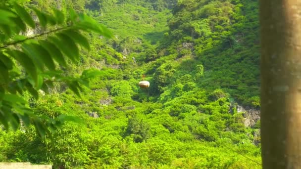 Ovocné Koše Sjíždějící Jedné Mnohonásobných Lanovek Úbočí Hory Vietnamu — Stock video