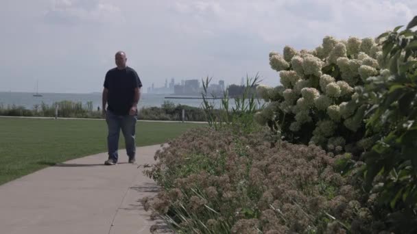 Uomo Che Cammina Sentiero Con Chicago Sullo Sfondo — Video Stock