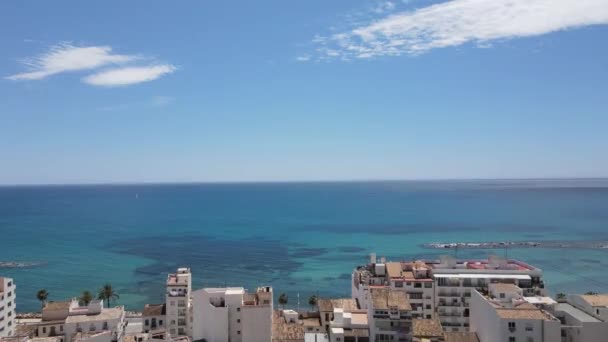 Aufsteigende Luftaufnahme Von Gebäuden Und Dem Klaren Blauen Meer Von — Stockvideo