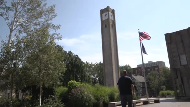 Mann Läuft Auf Nordwest Campus Und Sitzt Auf Einer Bank — Stockvideo