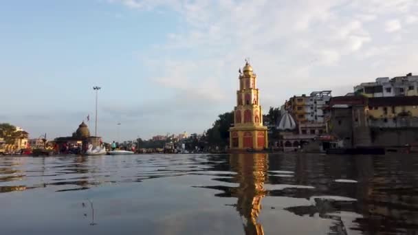 Sri Yashwant Maharaj Samadhi Temple Hindou Avec Réflexion Dans Lac — Video