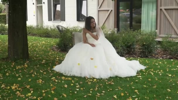 Novia Sentada Una Silla Jardín Con Vestido Novia — Vídeos de Stock