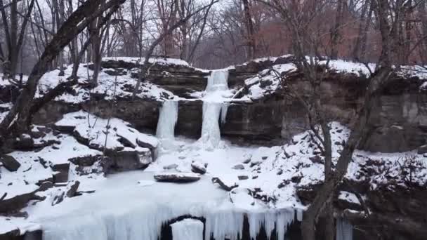 Drone Aflopend Schot Van Een Bevroren Waterval Minnesota Triple Watervallen — Stockvideo