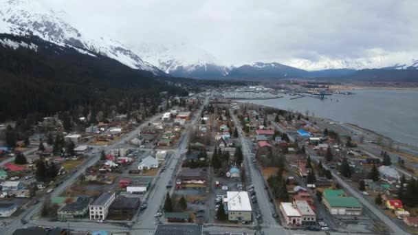 冬の間 アラスカ州の小さな町を飛行する空中ショットドローン — ストック動画