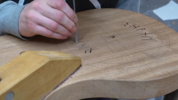 Luthier Händer Manuellt Skära Runor Gitarr Kropp Och Raffinering Med — Stockvideo