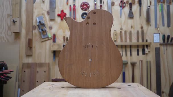 Custom Buzzle African Mahogany Guitar Body Workbench Luthier Dolly Push — стоковое видео