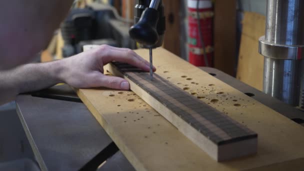 Mãos Luthier Furos Perfuração Fretboard Para Fretmarkers Com Máquina Imprensa — Vídeo de Stock