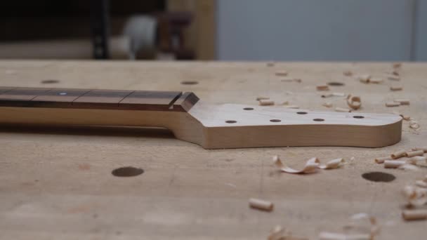 Cuello Guitarra Personalizada Construye Progreso Banco Trabajo Taller Luthier Close — Vídeo de stock