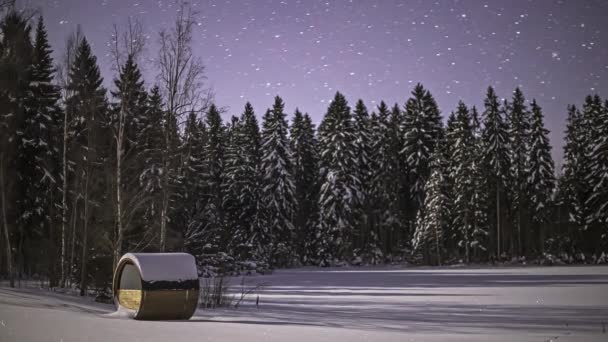 Estrellas Cruzan Cielo Por Encima Una Sauna Junto Lago Congelado — Vídeo de stock