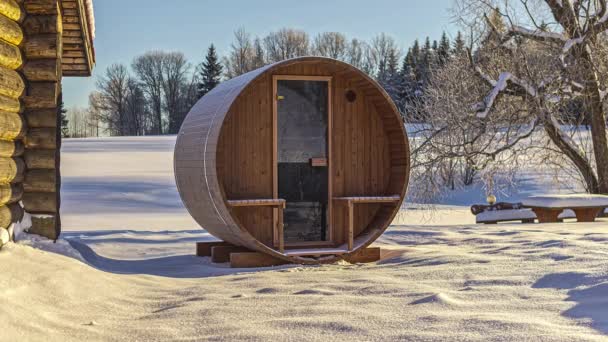 Timelapse Trä Modulärt Stugrum Vid Snötäckt Sjö Sida Skogsområde Begreppet — Stockvideo