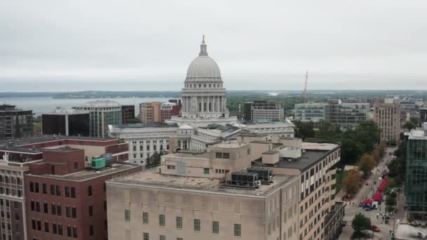 Wisconsin Capitólio Estado Edifício Madison Wisconsin Com Drone Vídeo Circulando — Vídeo de Stock