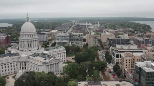 Wisconsin State Capitol Κτίριο Στο Madison Ουισκόνσιν Drone Βίντεο Κινείται — Αρχείο Βίντεο