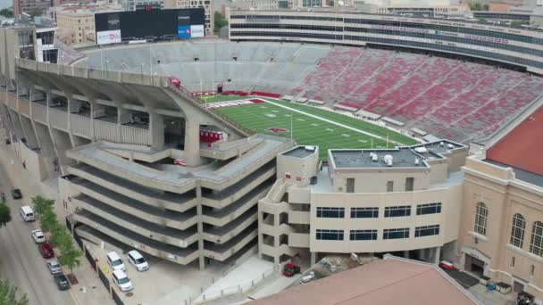 Wisconsin Deki Wisconsin Üniversitesi Kampüsündeki Camp Randall Futbol Stadyumunda Virajdan — Stok video