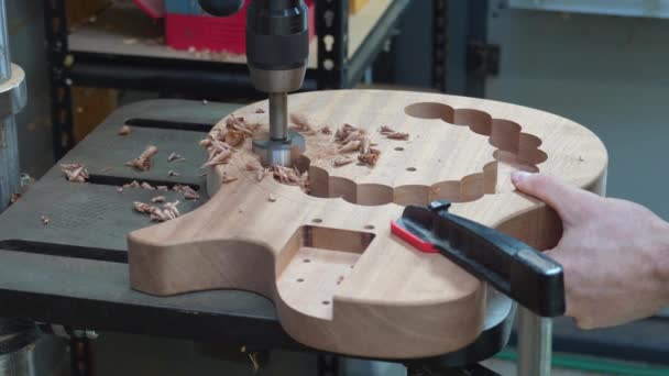 Luthier Borrhålighet För Resonator Gitarrens Kropp Med Borr Press Träbearbetningsmaskin — Stockvideo