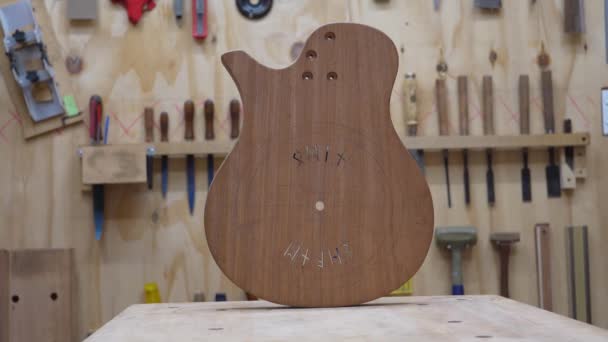 Cuerpo Guitarra Personalizado Sin Terminar Con Runas Cortadas Pie Mesa — Vídeos de Stock