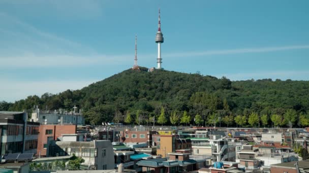 Haebangchon Townhouse Vista Cafetería Azotea Torre Seúl Contra Cielo Azul — Vídeo de stock