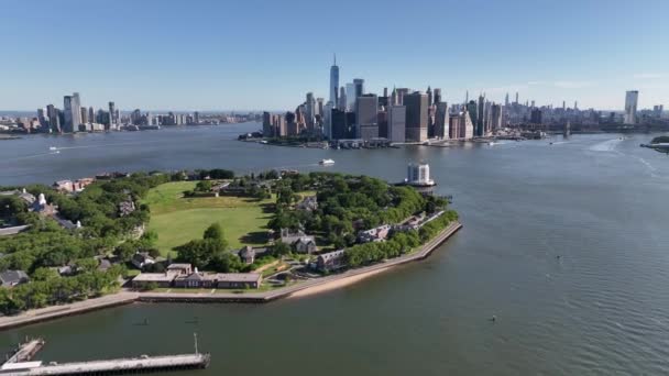 Flygfoto Över New Yorks Hamn Solig Dag Med Klarblå Himmel — Stockvideo