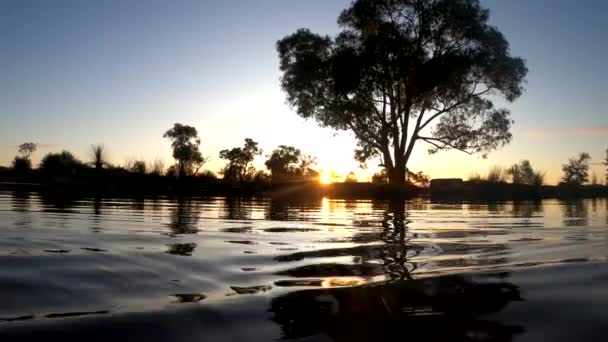 Slow Motion Shot Soare Care Răsare Deasupra Unui Baraj Din — Videoclip de stoc