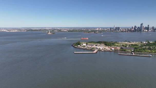 阳光明媚 蓝天晴朗的纽约港口鸟瞰图 无人驾驶相机卡车停在水面上 足以看到后面的加弗纳斯岛和新泽西州 — 图库视频影像