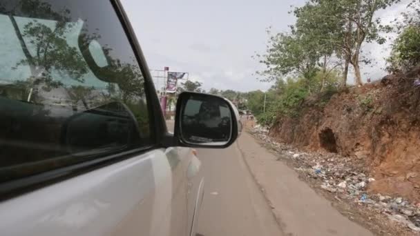 Zpomalený Záznam Zaměřený Zpětné Zrcátko Vozidla Jedoucího Silnici Africe — Stock video