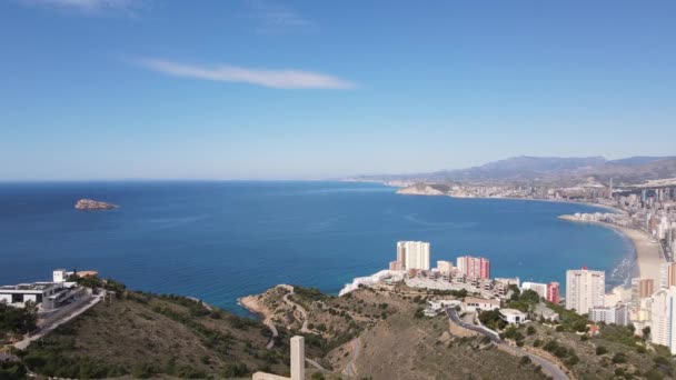Spiagge Benidorm Spagna Croce Sulla Collina Supporto Drone Zoom Out — Video Stock