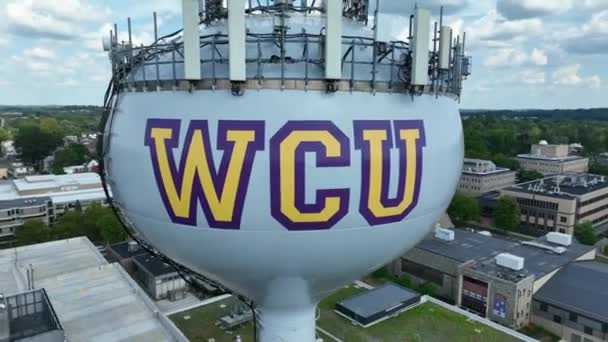 Närbild Wcu Water Tower Cellulära Tjänster Och Ren Vattenförsörjning Tema — Stockvideo