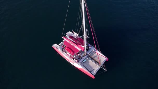 地中海の赤いカタマランセーリングボートのシネマティック航空 — ストック動画