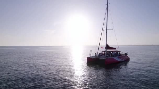 Légi Felvétel Piros Katamarán Vitorlás Hajó Földközi Tengeren — Stock videók