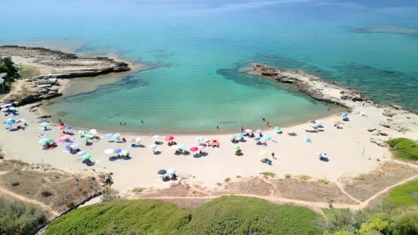 サルデーニャ島の岩の間の白い砂浜とターコイズブルーの水イタリア — ストック動画