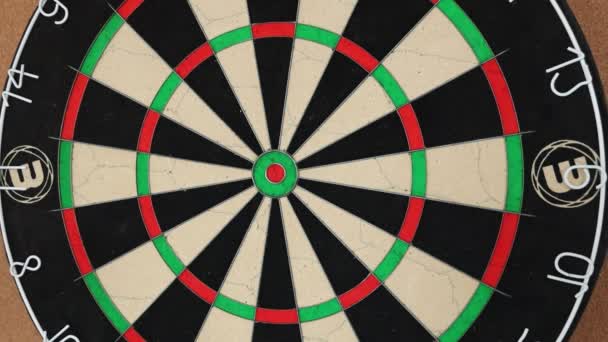 Persoon Die Darts Naar Het Dartbord Gooit Voor Ontspanning — Stockvideo