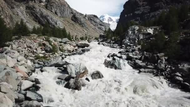 Muddy Turrent Sveitsin Alppien Laaksossa Rocky Mountain Huippukokousten Vieressä Jäätikkö — kuvapankkivideo