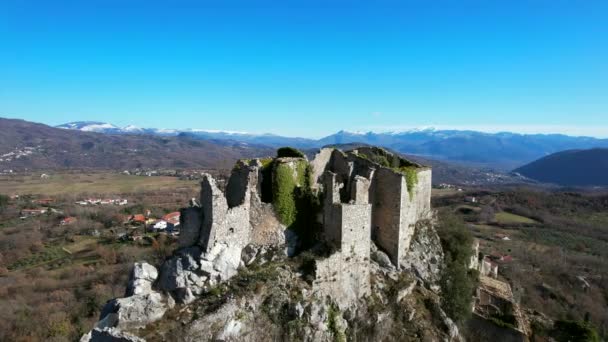 イタリアのゴーストタウンRocchetta Altaの空中ビデオ 中世の要塞にちなんで名付けられた ロチェッタ ヴォルトゥルノ市の一部 1960年代の戦争被害で放棄された — ストック動画