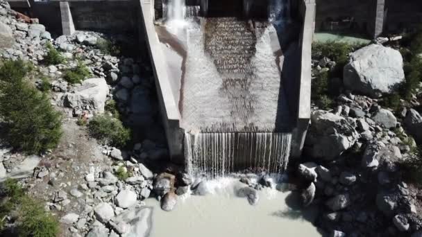 Cascada Torrente Montaña Después Una Presa Hidroeléctrica Con Piedra Los — Vídeo de stock