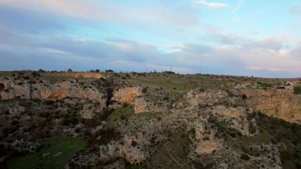 南イタリアのバジリカータ州のマテーラの谷の空中ビデオ マテーラは ユネスコの世界遺産に登録されています 欧州文化首都で2019 古代の洞窟群で知られる — ストック動画