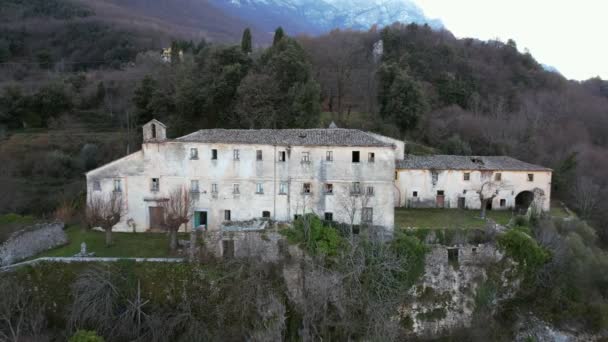 イタリアのシニニャーノにある幽霊と放棄された修道院の空中ビデオ 建物の不吉な評判は16世紀にまで遡る 1973年から放置され 放置された状態で — ストック動画