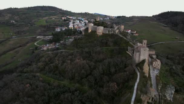 Vídeo Aéreo Del Castillo Medieval Roccascalegna Italia Construido Los Siglos — Vídeos de Stock