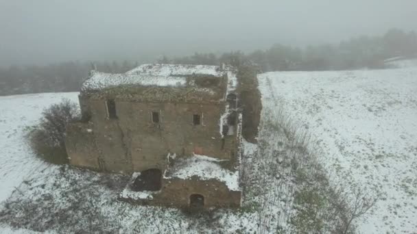 Luftaufnahme Eines Verlassenen Klosters Einem Verfallenen Zustand Draußen Schneit Wird — Stockvideo