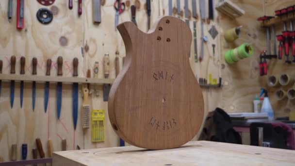 Luthier Workshop Ofullbordad Gitarrkropp Gjord Afrikanskt Mahognyträ Arbetsbänk Dolly Slide — Stockvideo