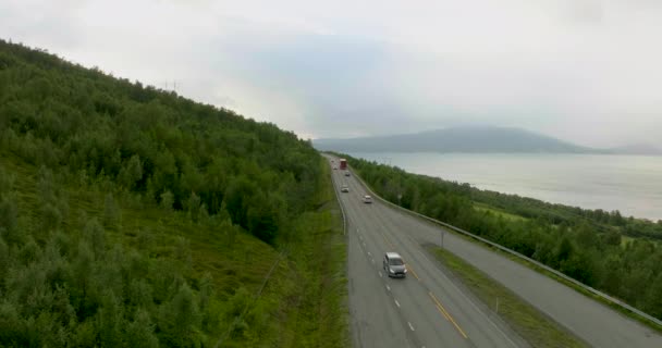 Auto Che Viaggiano Sull Autostrada Norvegese Con Foresta Verde Pendio — Video Stock
