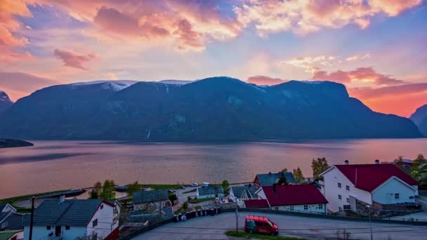 在峡湾海岸典型的挪威村庄 当太阳落山后 不可思议的时间在流逝 — 图库视频影像