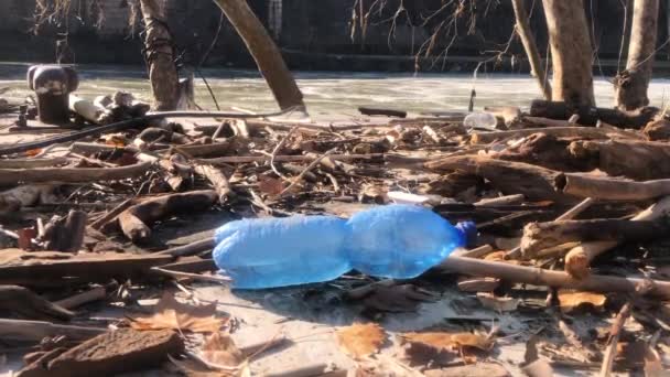 Garrafa Água Plástico Azul Jogado Fora Pela Corrente Rio Poluindo — Vídeo de Stock