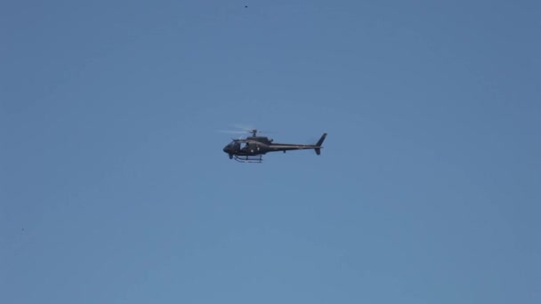 一架军用直升机飞越了为争取巴西总统博尔索纳罗连任而举行的竞选集会 — 图库视频影像
