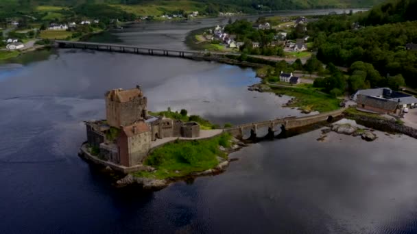 Zdjęcie Lotnicze Szkockiego Średniowiecznego Zamku Eilean Donan — Wideo stockowe