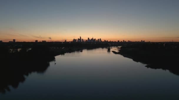 Sungai Vistula Yang Damai Dengan Latar Belakang Pencakar Langit Warsawa — Stok Video