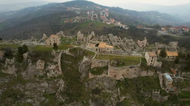 これは イタリアのゲソパレーナの古代の村の空中ビデオです ローマ以前から存在していた ゲソファリーナは徐々に放棄された 人々はその隣の新しい現在の村に移動しました — ストック動画