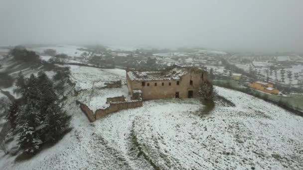 Nagranie Lotnicze Opuszczonego Klasztoru Opłakanym Stanie Zewnątrz Pada Śnieg Nazywany — Wideo stockowe