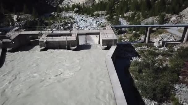 Άποψη Ενός Διοχετευμένου Ορεινού Ποταμού Στις Ελβετικές Άλπεις Λίγο Πριν — Αρχείο Βίντεο