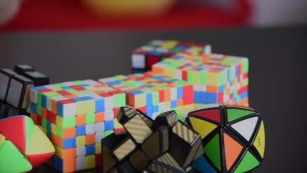 Vista Sacco Diversi Puzzle Cubo Rubiks Strapazzati Durante Una Risoluzione — Video Stock